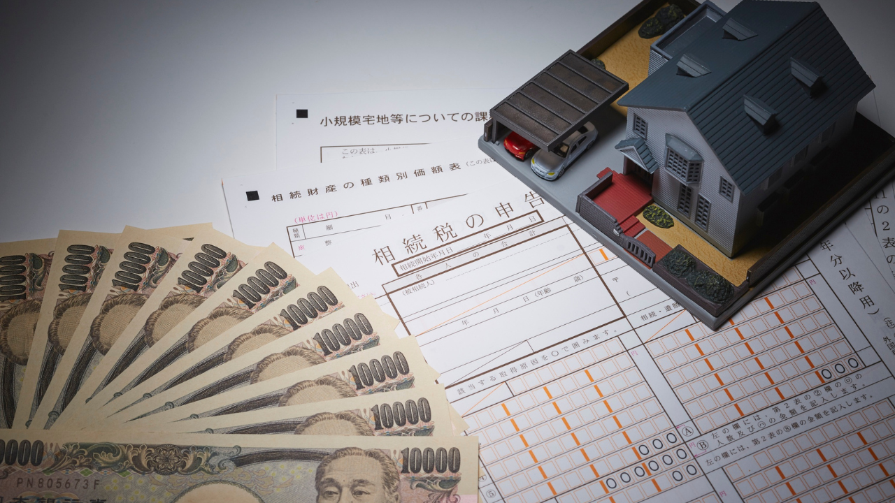 Look for Strong Communication and Transparency